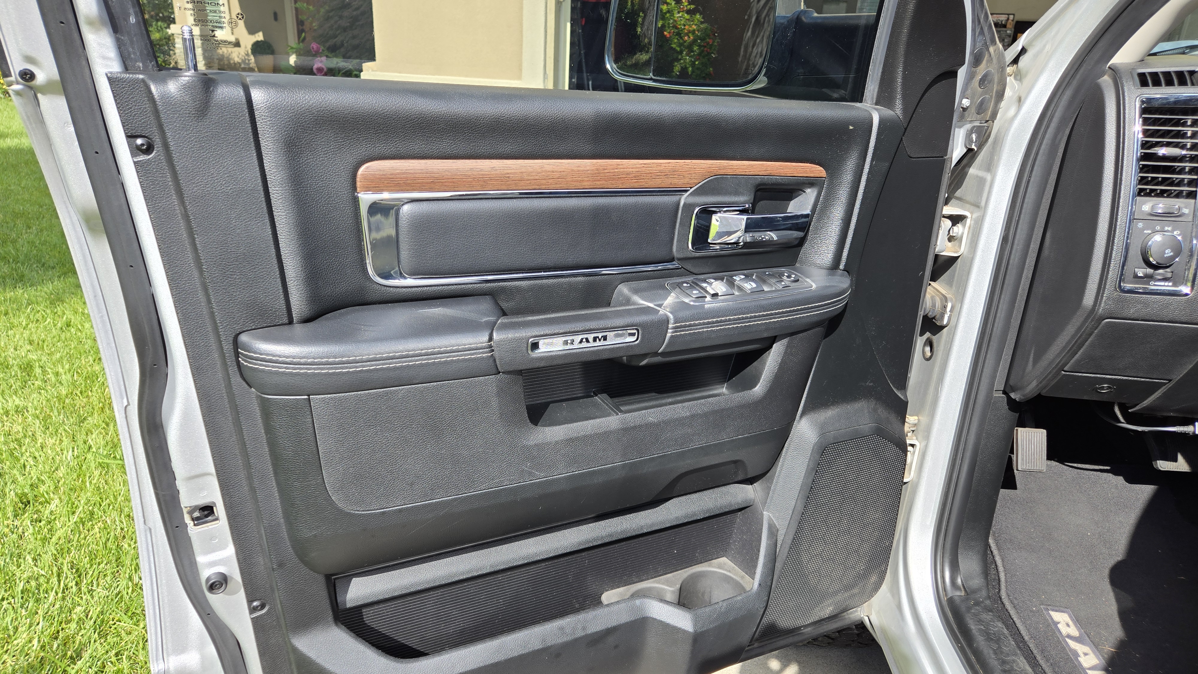 Used 2017 RAM 1500 Laramie w/ Convenience Group AWD/4WD image 17