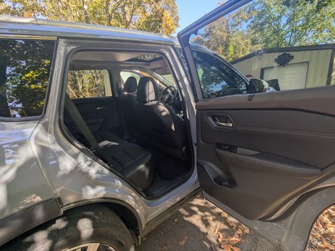 Used 2023 Nissan Rogue SL w/ SL Premium Package image 6