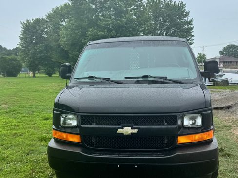 Used 2017 Chevrolet Express 2500 RWD image 4