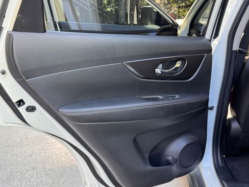 Used 2019 Nissan Rogue SV w/ Premium Package FWD image 11