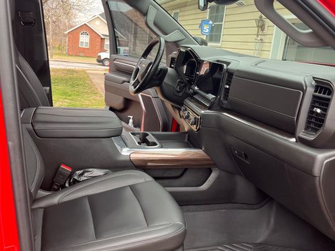 Used 2024 Chevrolet Silverado 2500 LT w/ Convenience Package image 8