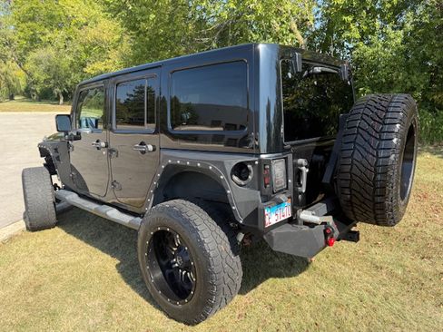 Used 2016 Jeep Wrangler Unlimited Sahara image 4