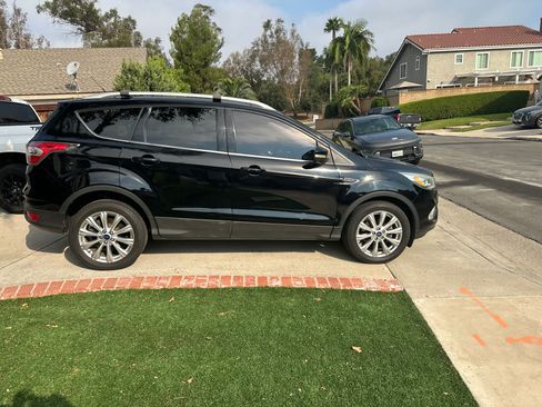 Used 2017 Ford Escape Titanium image 1