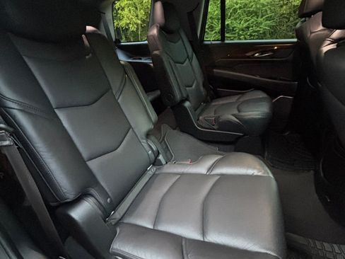 Used 2020 Cadillac Escalade Luxury image 15