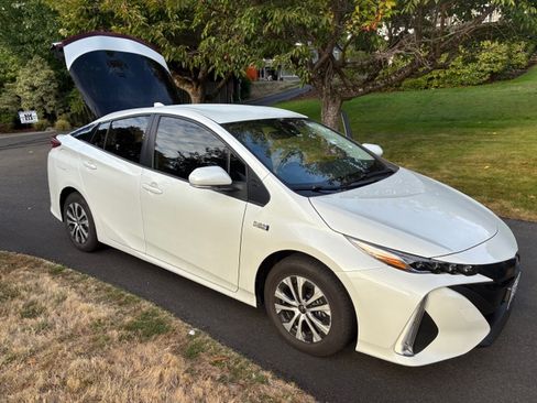 Used 2021 Toyota Prius Prime LE image 14