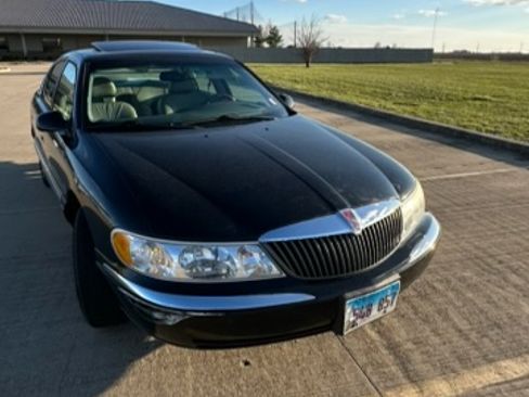 Used 2001 Lincoln Continental image 1
