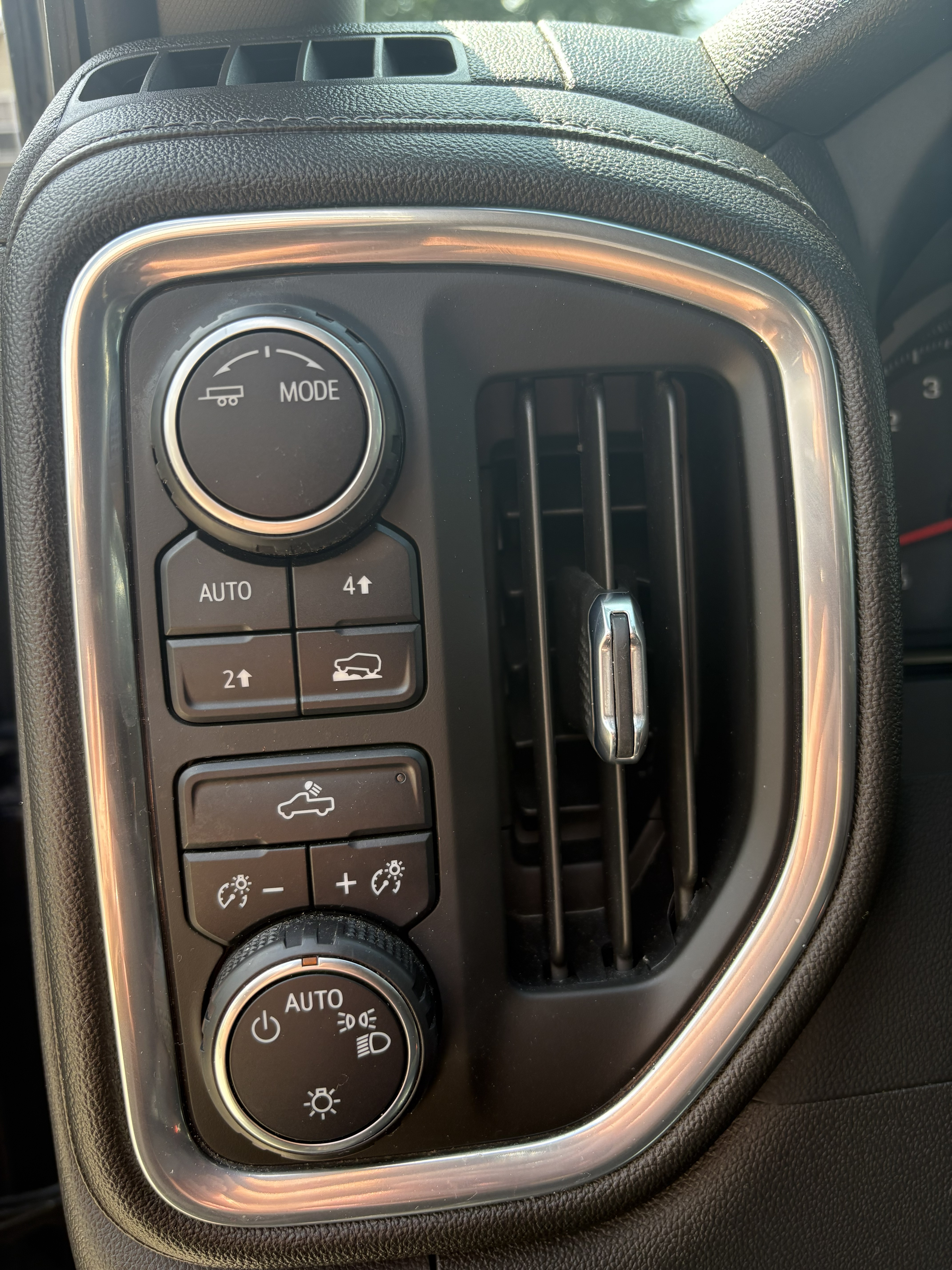 Used 2022 Chevrolet Silverado 1500 LT AWD/4WD image 13