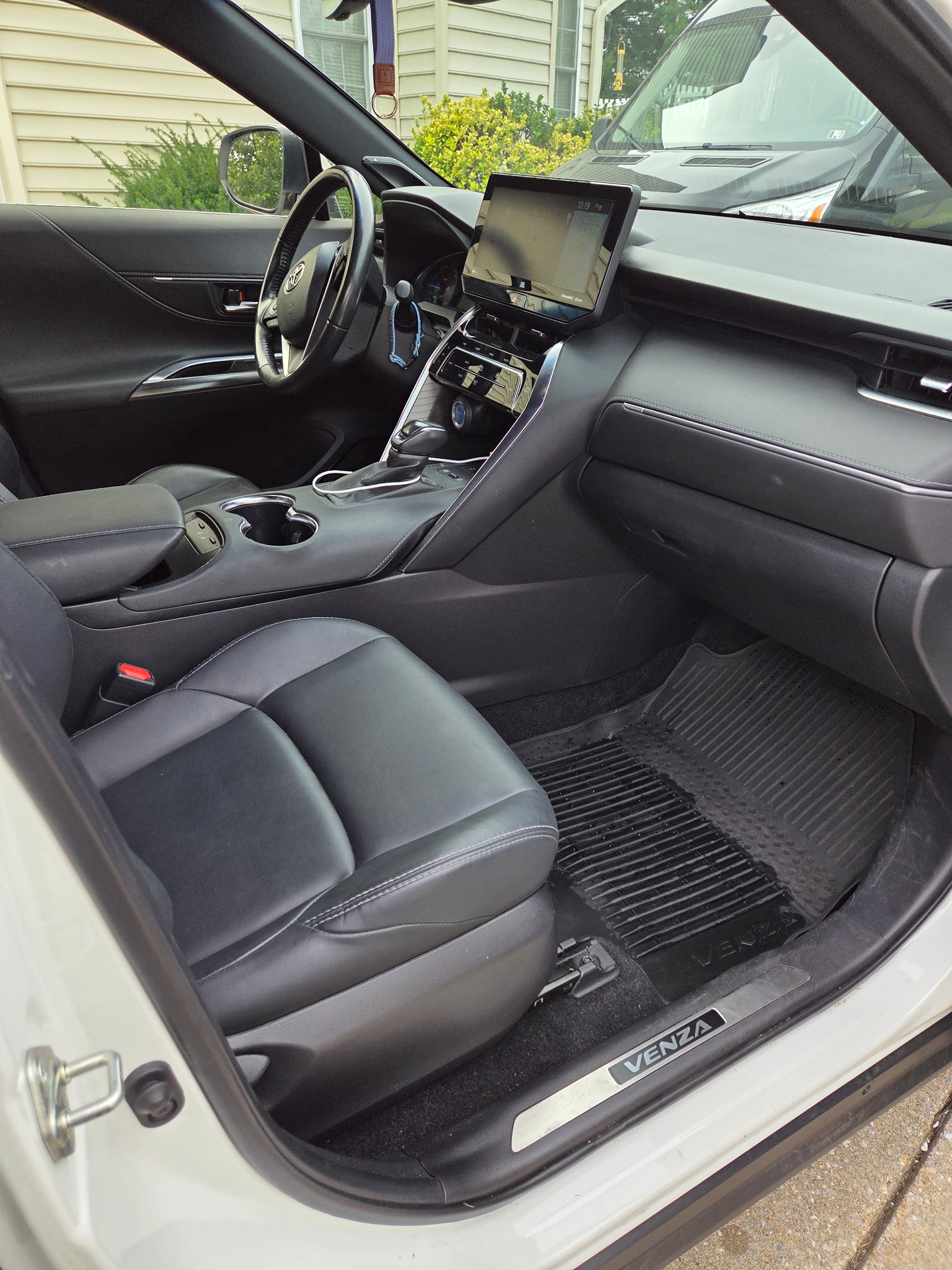 Used 2022 Toyota Venza XLE AWD/4WD image 4