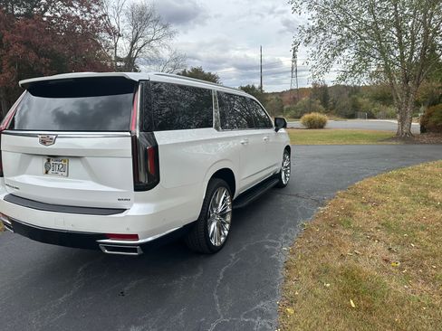 Used 2022 Cadillac Escalade ESV Premium Luxury w/ Performance Package image 10