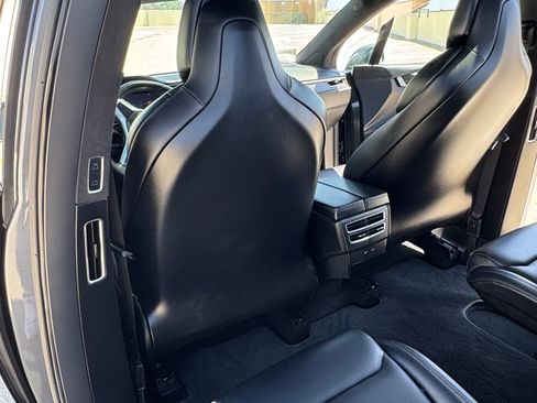 Used 2018 Tesla Model X 75D image 10