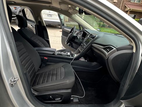 Used 2019 Ford Fusion SE FWD image 4