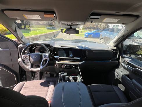 Used 2023 Chevrolet Silverado 1500 LT Trail Boss w/ Convenience Package II image 9