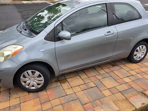 Used 2009 Toyota Yaris 2-Door Hatchback image 5