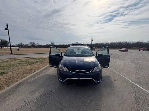 Used 2019 Chrysler Pacifica Touring-L Plus image 14