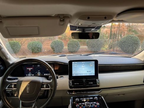 Used 2019 Lincoln Navigator Reserve image 9