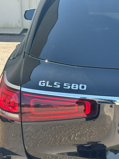 Used 2021 Mercedes-Benz GLS 580 4MATIC image 4
