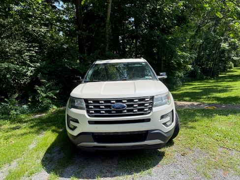 Used 2016 Ford Explorer XLT w/ Equipment Group 202A image 2