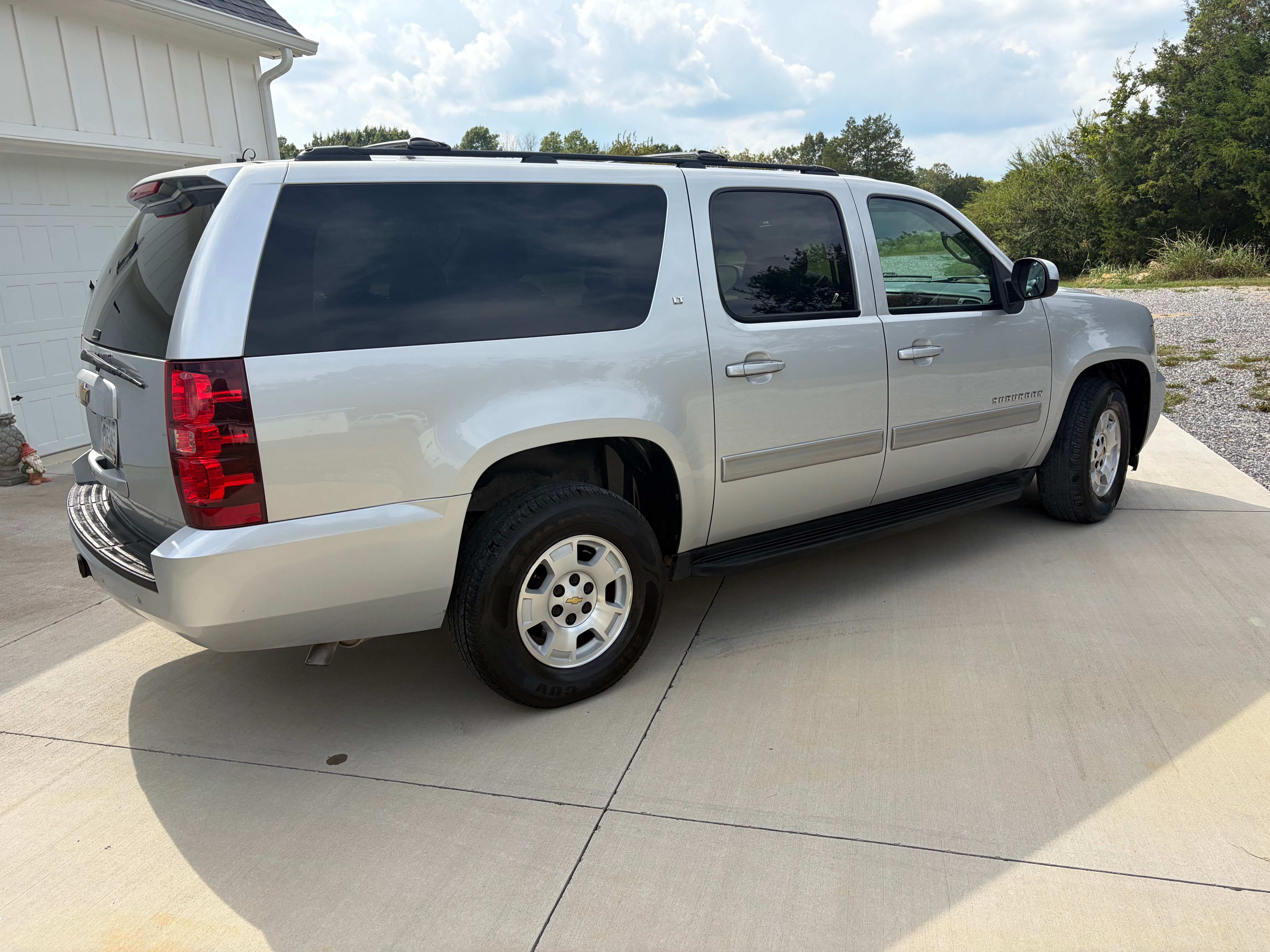 Used 2014 Chevrolet Suburban LT RWD image 6