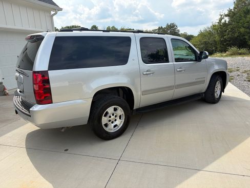 Used 2014 Chevrolet Suburban LT RWD image 6