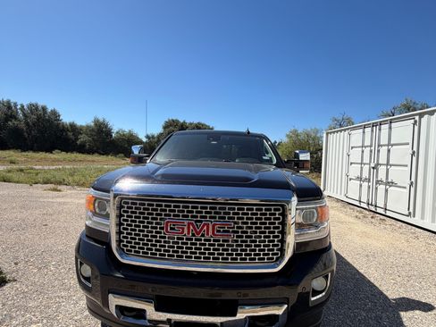 Used 2017 GMC Sierra 2500 Denali w/ Suspension Package, Off-Road AWD/4WD image 9