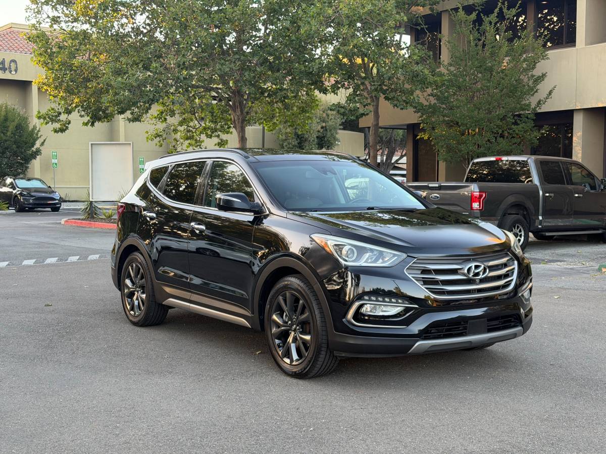 Used 2017 Hyundai Santa Fe SE FWD image 1