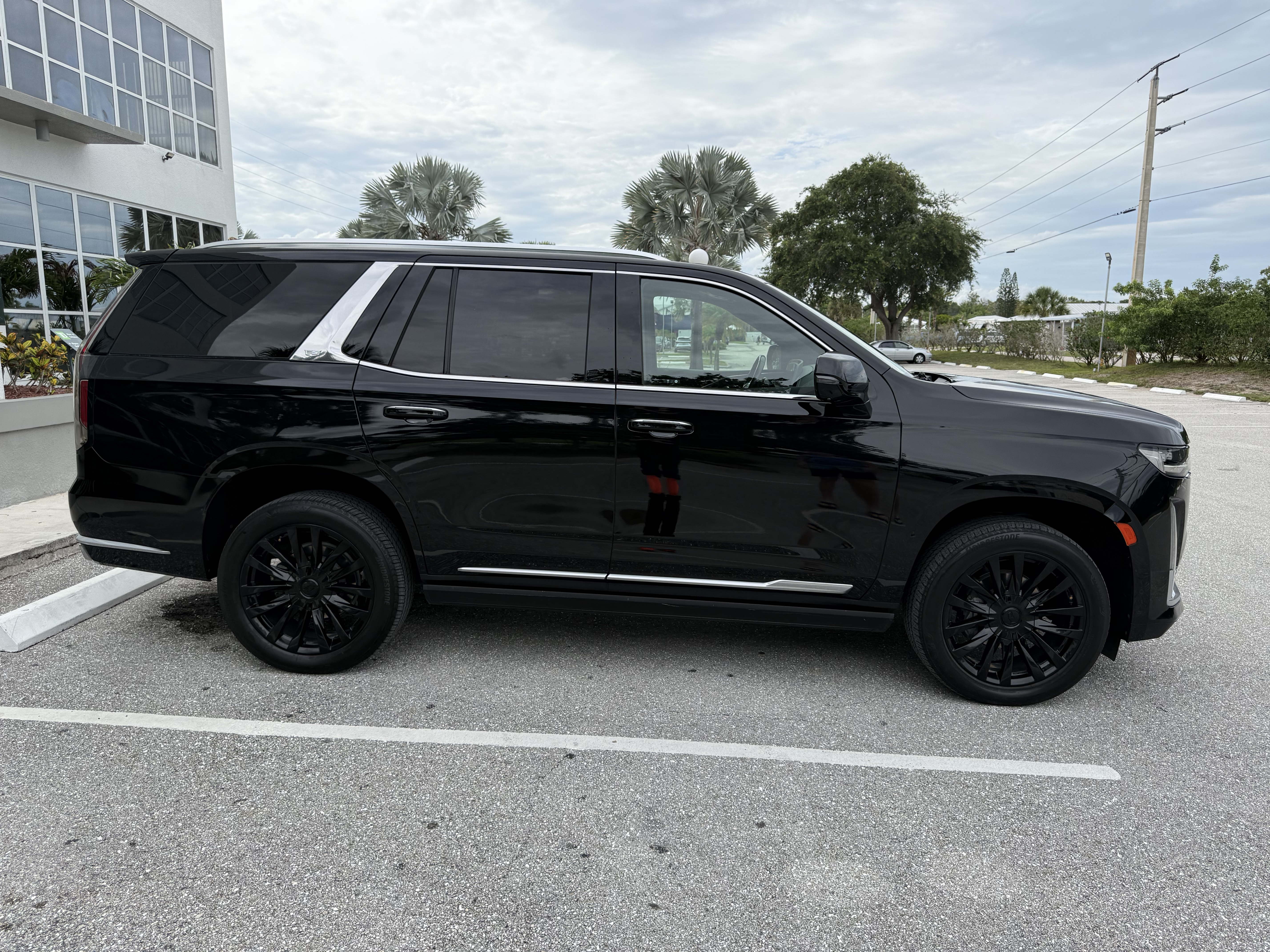 Used 2023 Cadillac Escalade Premium Luxury w/ Performance Package RWD image 5