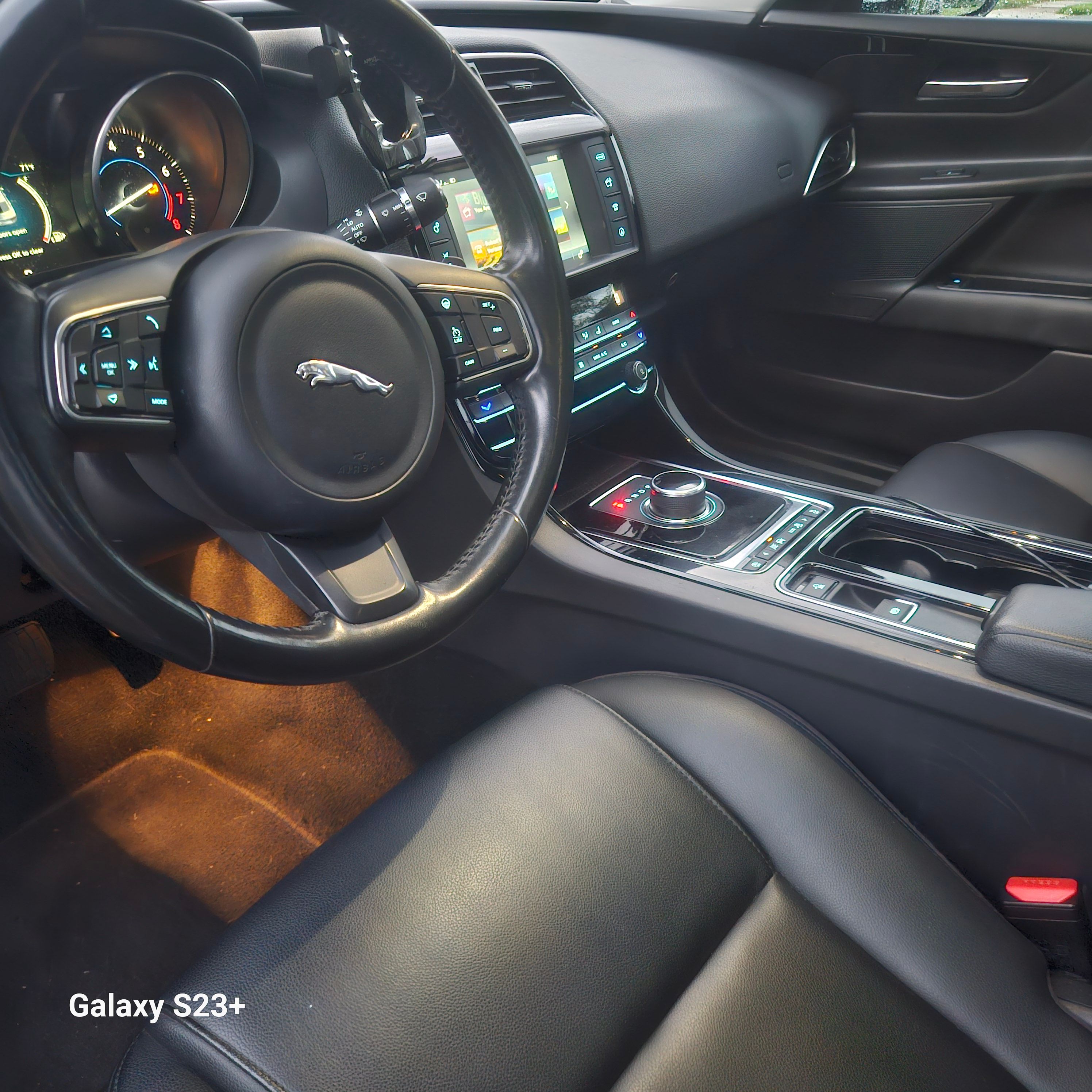 Used 2018 Jaguar XE RWD image 12