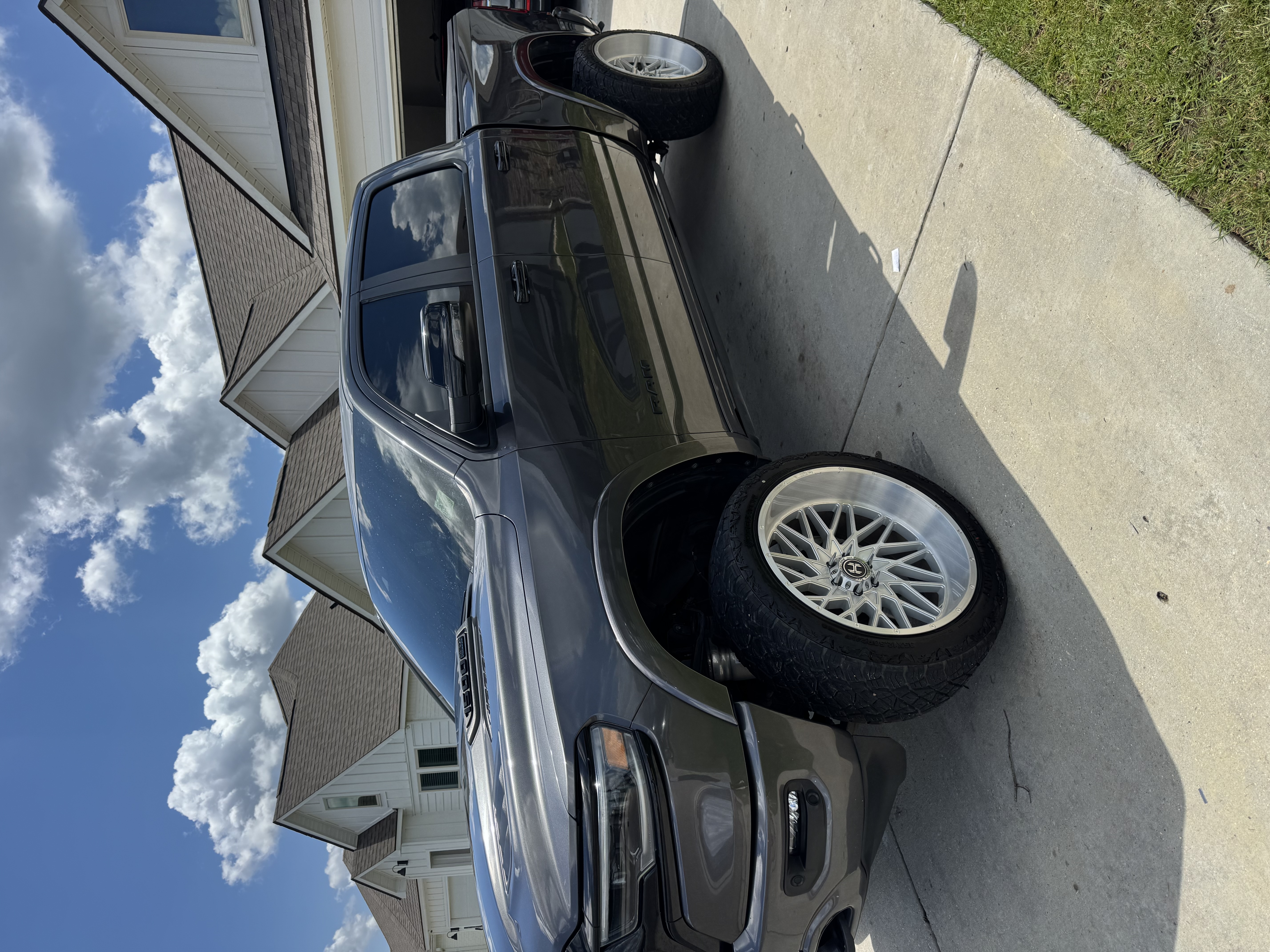 Used 2024 RAM 1500 Limited AWD/4WD image 1