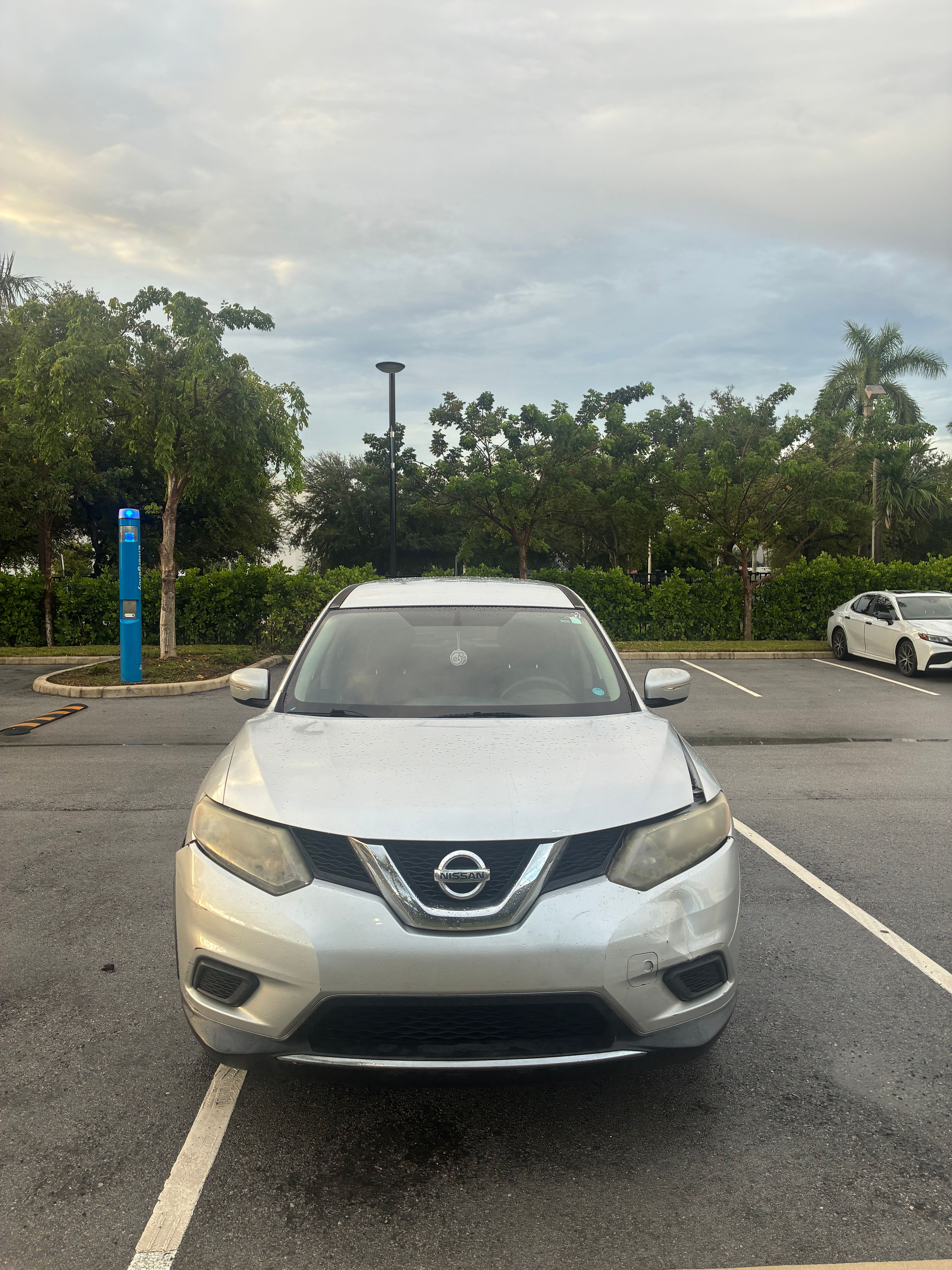 Used 2015 Nissan Rogue S FWD image 1