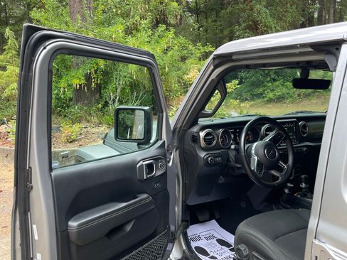 Used 2018 Jeep Wrangler Unlimited Sahara AWD/4WD image 13
