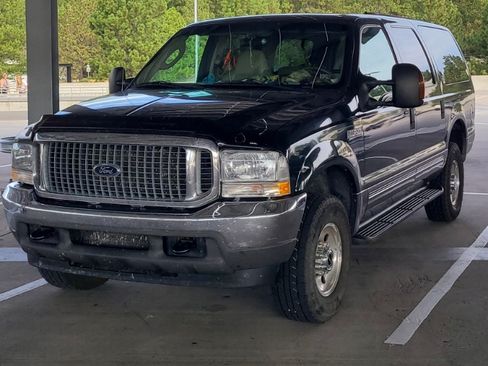 Used 2004 Ford Excursion XLT image 2