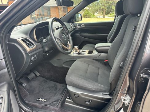 Used 2017 Jeep Grand Cherokee Laredo w/ Quick Order Package 23E image 11