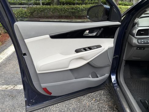 Used 2019 Kia Sorento SX image 27