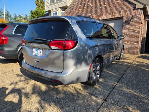 Used 2018 Chrysler Pacifica Touring-L image 6