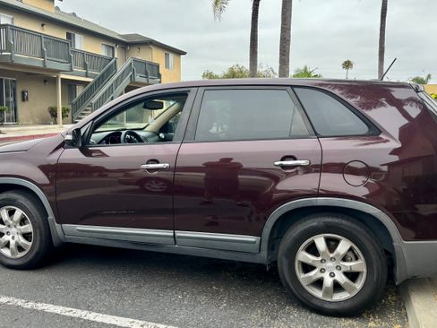Used 2011 Kia Sorento LX w/ Convenience Pkg image 1