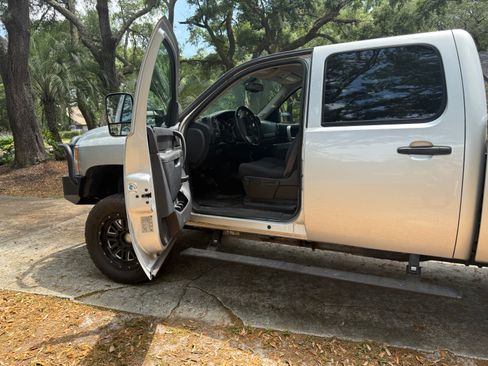 Used 2011 Chevrolet Silverado 2500 LT w/ Interior Plus Package image 13