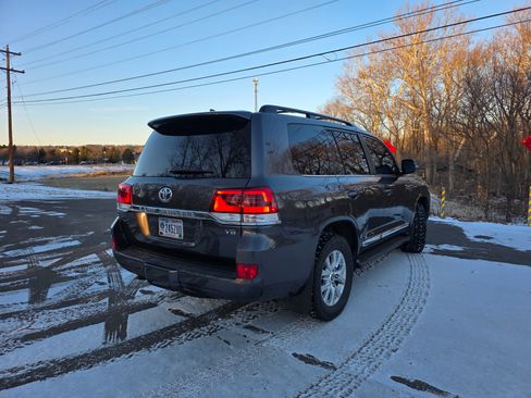 Used 2018 Toyota Land Cruiser Sport Utility 4D w/ Four Season Floor Mat Package image 6