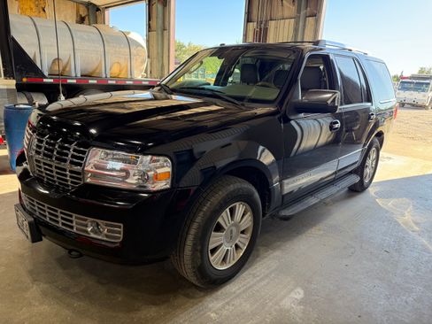 Used 2009 Lincoln Navigator 4WD image 2