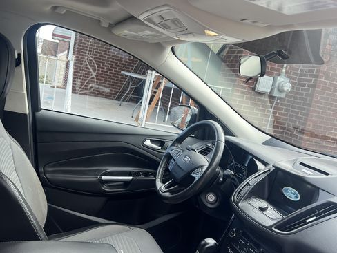 Used 2017 Ford Escape SE w/ Equipment Group 201A image 4