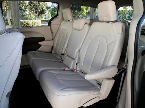 Used 2017 Chrysler Pacifica Limited image 13