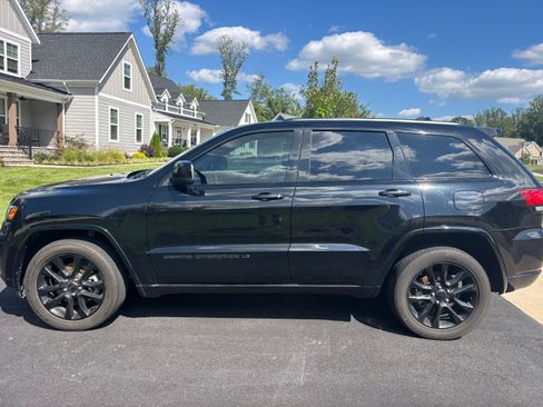 Used 2022 Jeep Grand Cherokee Laredo X AWD/4WD image 4