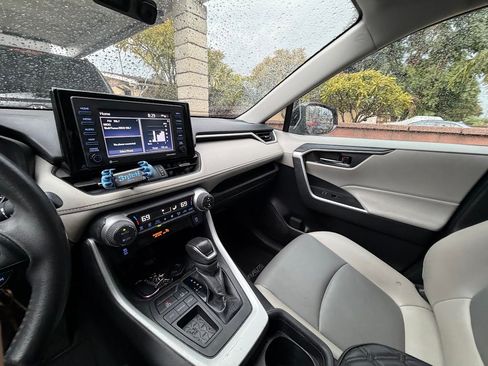 Used 2020 Toyota RAV4 XLE Premium image 6