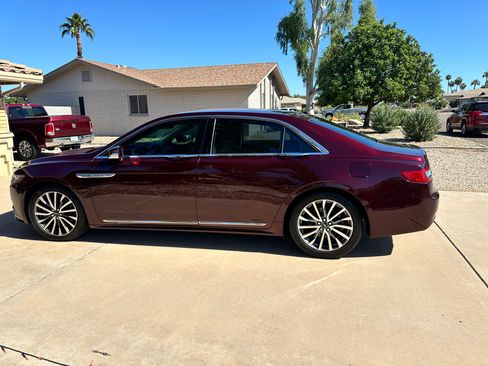 Used 2017 Lincoln Continental Select image 2