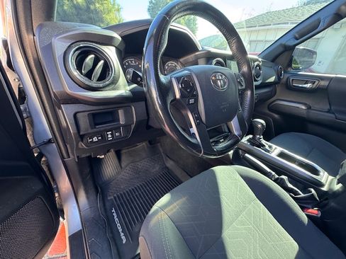 Used 2019 Toyota Tacoma TRD Sport image 5