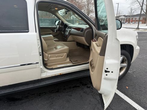 Used 2012 Chevrolet Suburban LTZ image 11