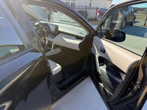 Used 2022 Toyota Corolla Cross L image 4
