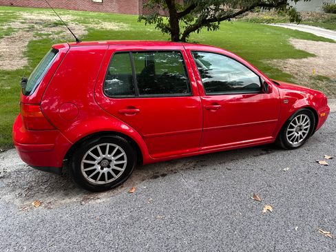 Used 2004 Volkswagen Golf GLS FWD image 2