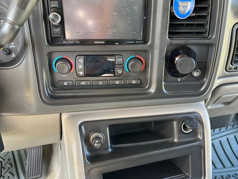 Used 2005 GMC Yukon XL SLT w/ SLT Preferred Equipment Group RWD image 16
