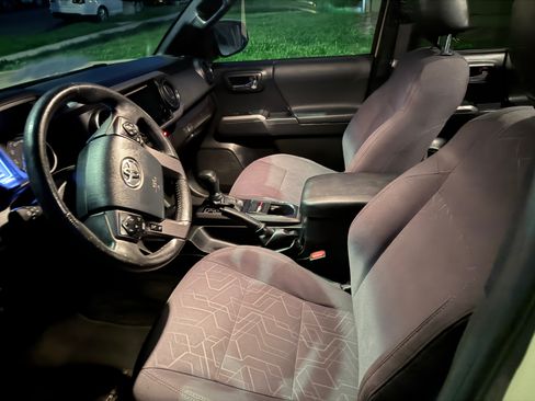 Used 2017 Toyota Tacoma TRD Off-Road w/ Premium & Technology Package image 4