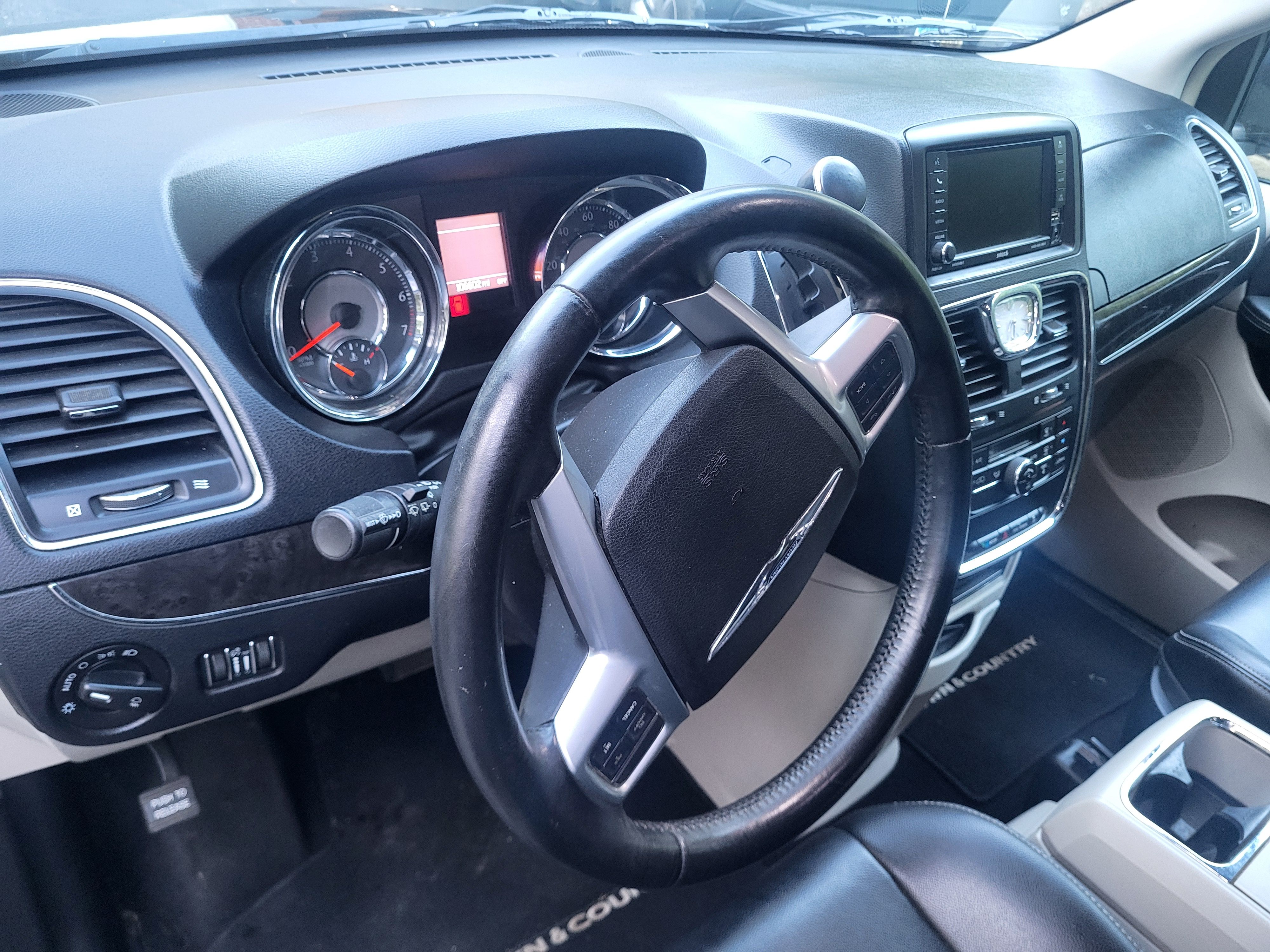 Used 2012 Chrysler Town & Country Touring w/ Entertainment Group #1 FWD image 6